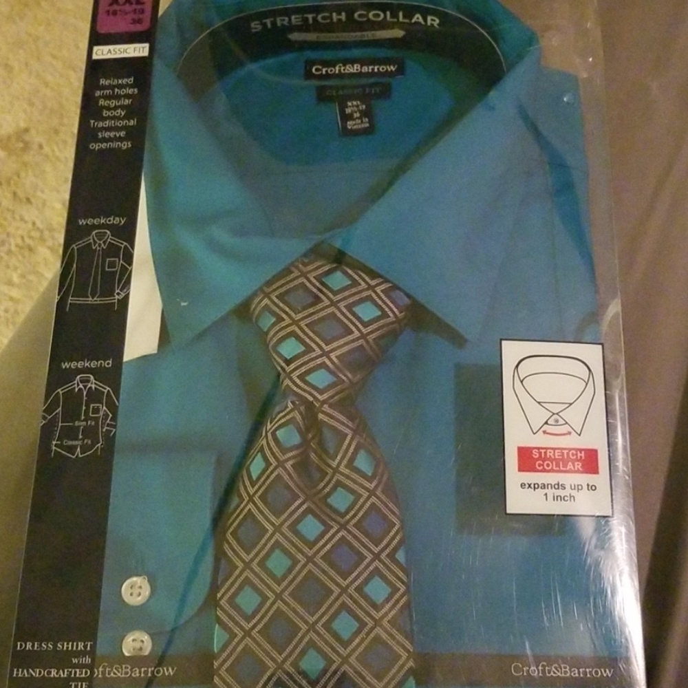 Classic fit dress shirt with matching tie